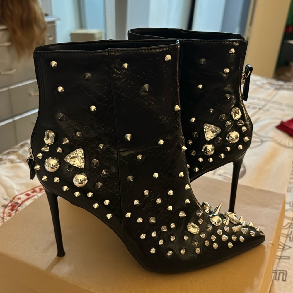 Spike booties